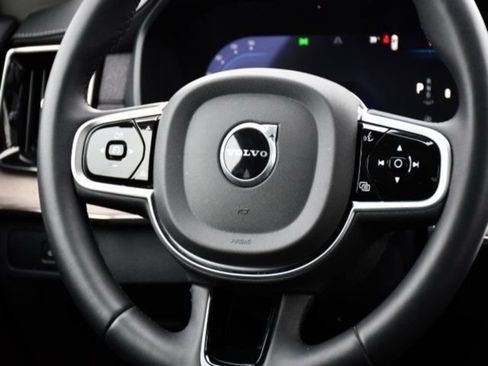 Certified 2025 Volvo XC90 B6 Plus image 18