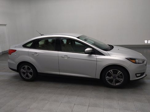 Used 2018 Ford Focus SE w/ SE Appearance Package image 11