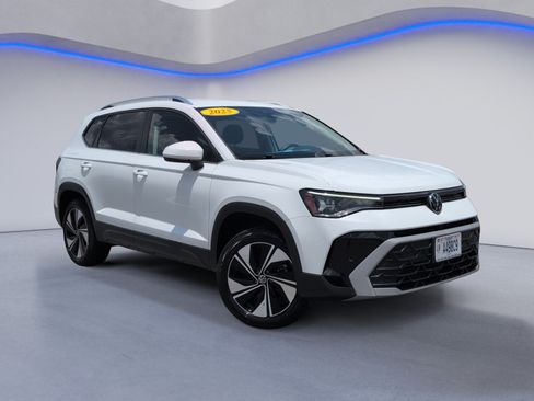 Used 2025 Volkswagen Taos SE AWD/4WD image 2