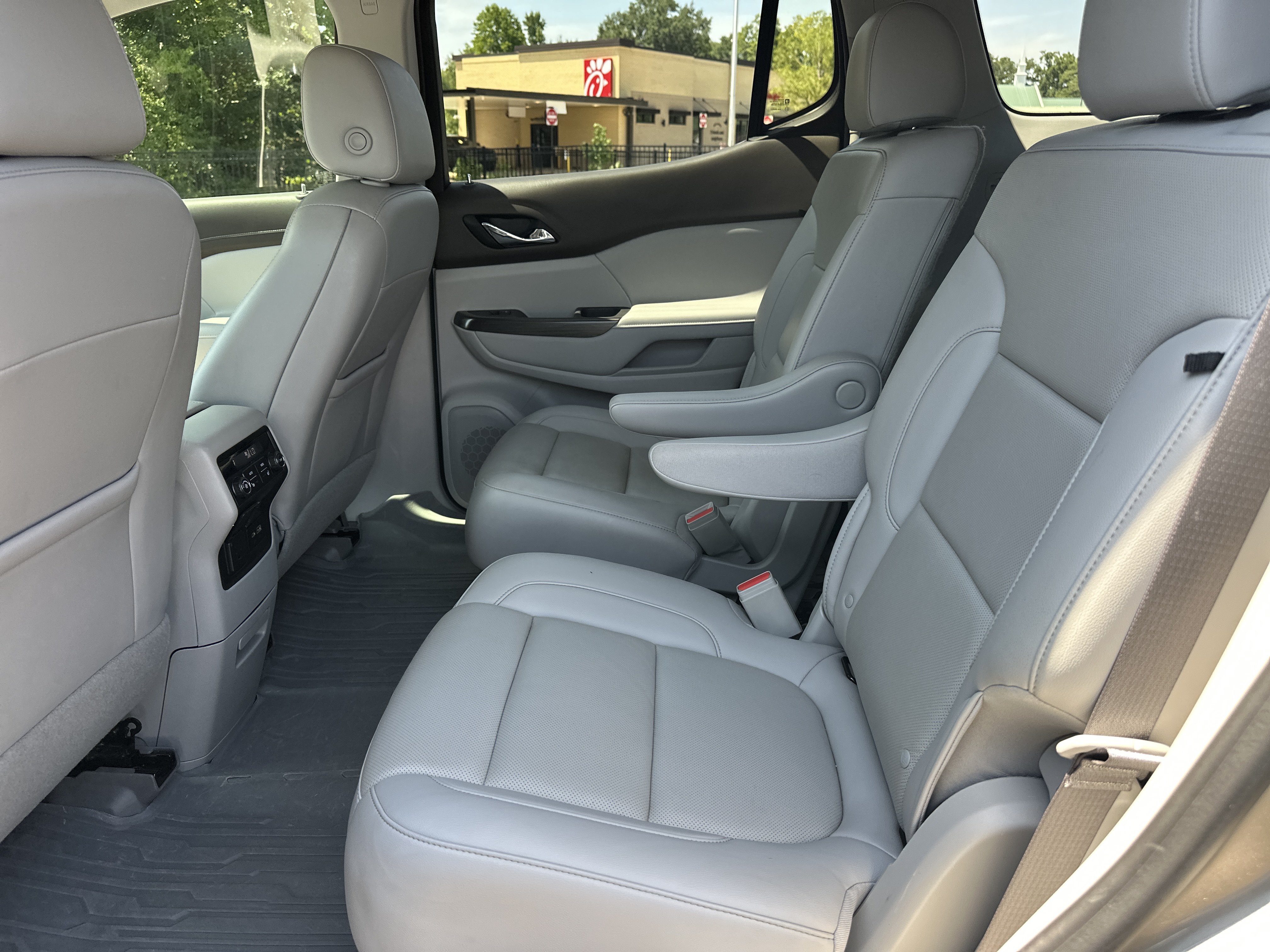 Used 2022 GMC Acadia SLT w/ Technology Package FWD image 21