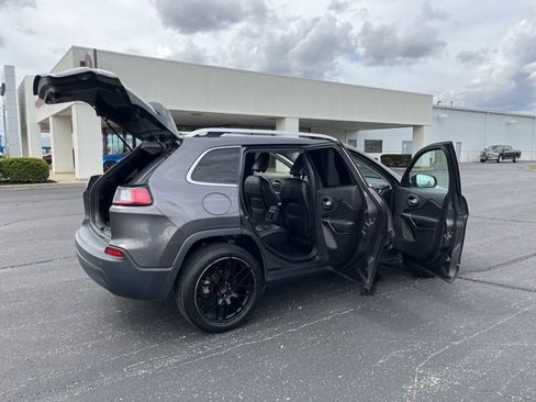 Used 2019 Jeep Cherokee Latitude Plus w/ Cold Weather Group FWD image 20