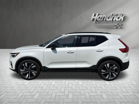 Used 2023 Volvo XC40 B4 Plus w/ Climate Package FWD image 6