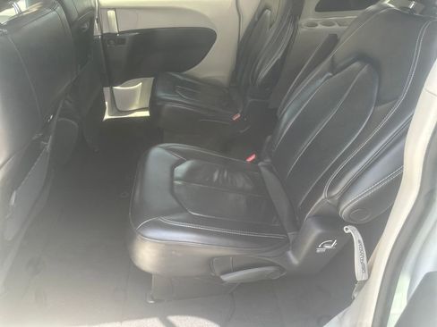 Used 2022 Chrysler Pacifica Touring-L FWD image 16