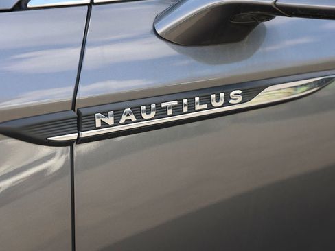 Used 2022 Lincoln Nautilus Reserve image 9