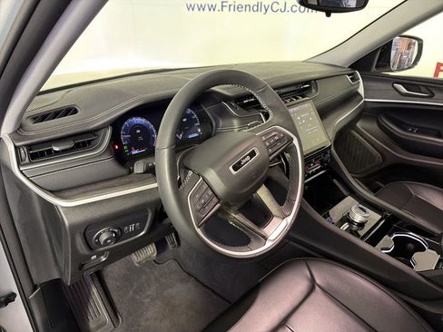 Used 2023 Jeep Grand Cherokee Limited image 13