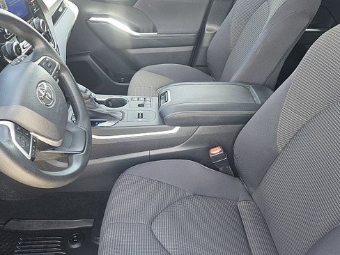 Used 2023 Toyota Highlander L FWD image 10