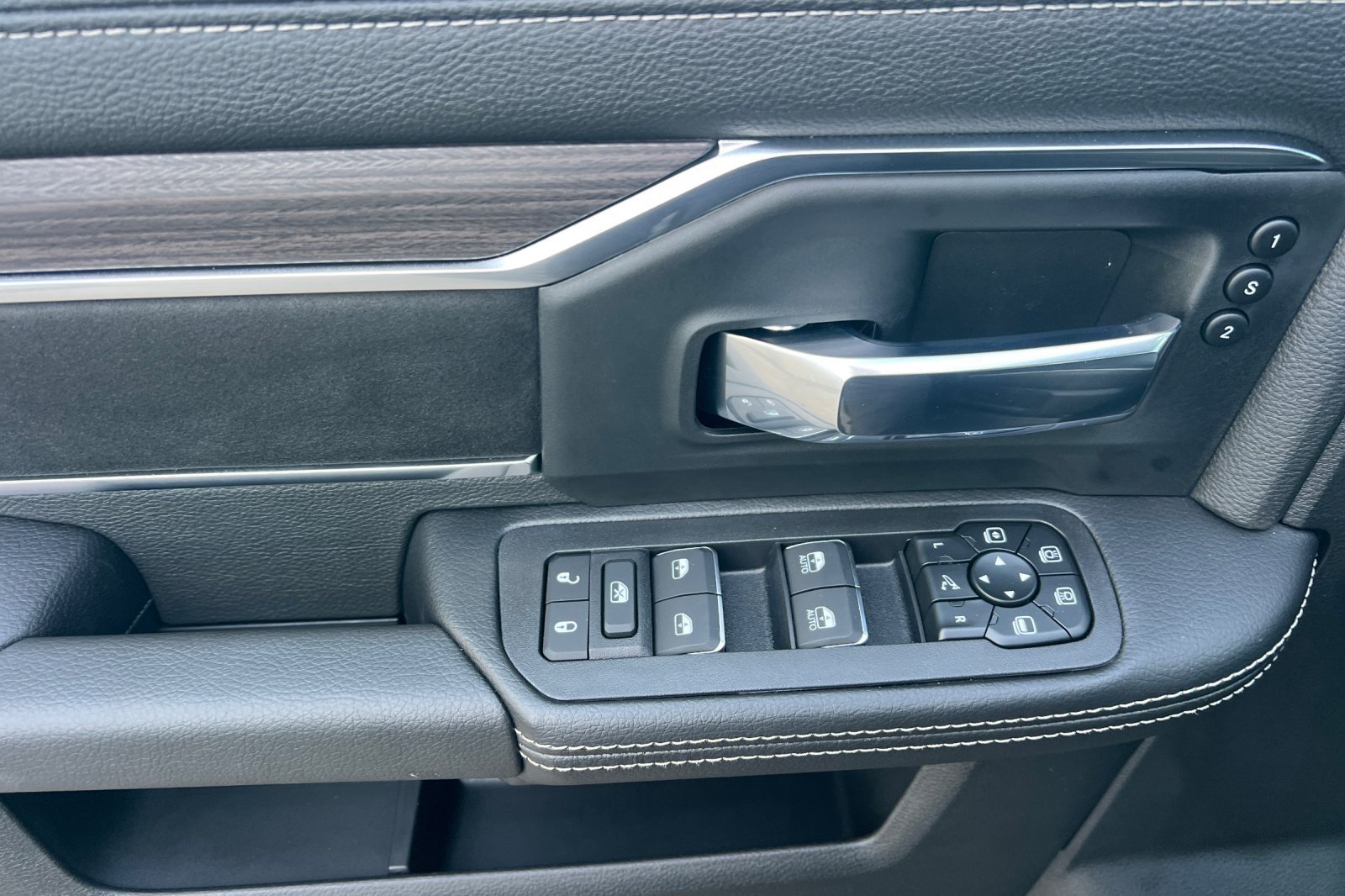 New 2027 RAM 3500 Laramie AWD/4WD image 10