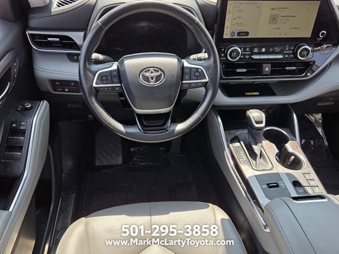 Used 2023 Toyota Highlander Limited FWD image 11