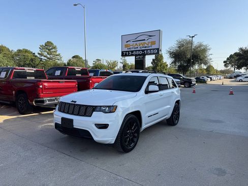 Used 2020 Jeep Grand Cherokee Altitude RWD image 3