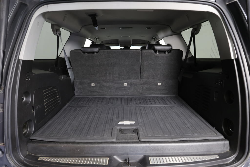 Used 2018 Chevrolet Suburban LT w/ Luxury Package RWD image 18