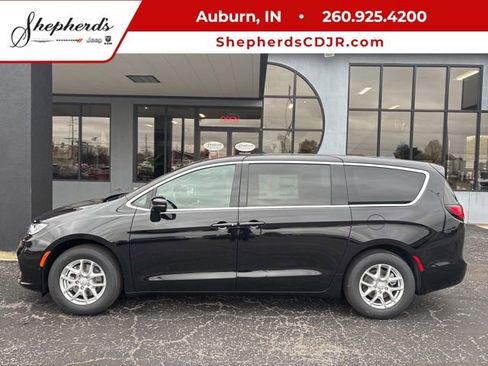 New 2026 Chrysler Pacifica Select image 1