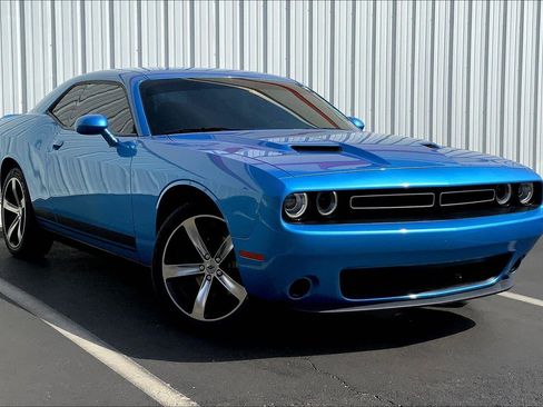 Used 2019 Dodge Challenger SXT image 2