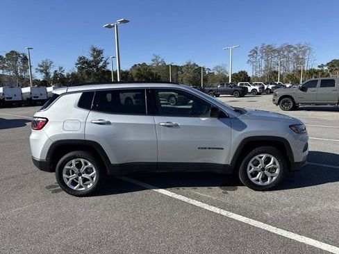 Used 2025 Jeep Compass Latitude image 2