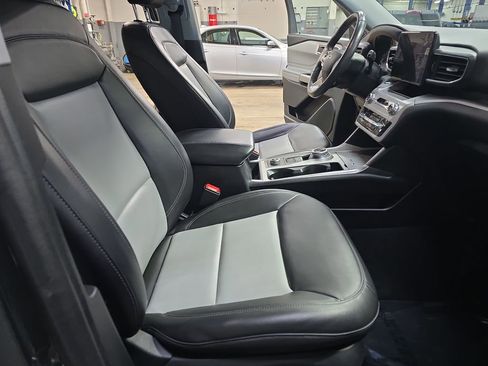 Used 2023 Ford Explorer XLT w/ Equipment Group 202A image 12