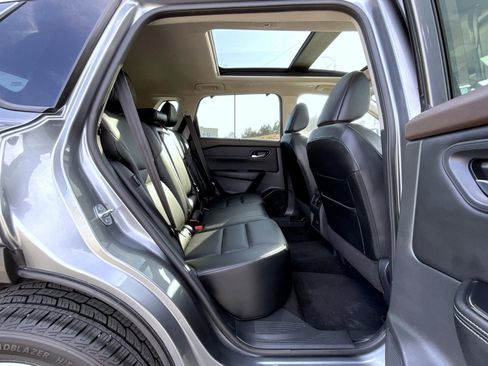 Used 2023 Nissan Rogue SV w/ SV Premium B Package image 19