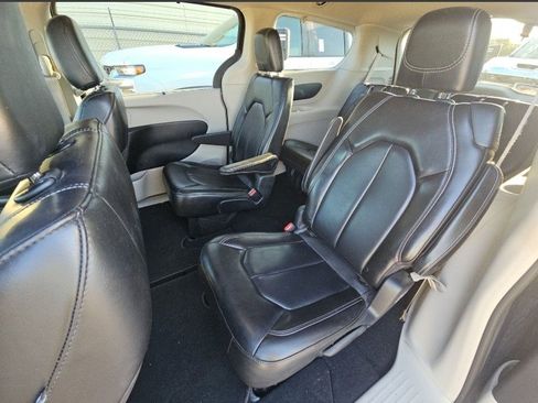 Used 2021 Chrysler Voyager Lxi image 10
