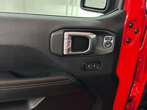 Used 2025 Jeep Wrangler Unlimited Sahara image 9