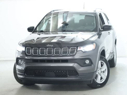 Used 2022 Jeep Compass Latitude image 3