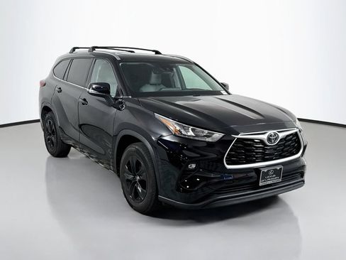 Used 2020 Toyota Highlander XLE FWD image 3