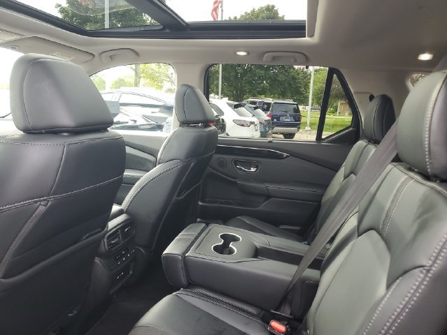 Used 2025 Honda Pilot Touring image 10