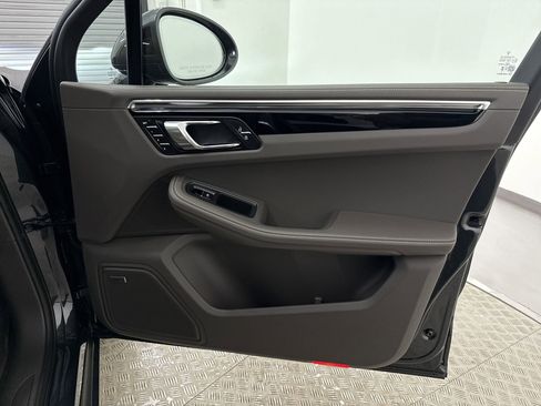 Used 2025 Porsche Macan image 33