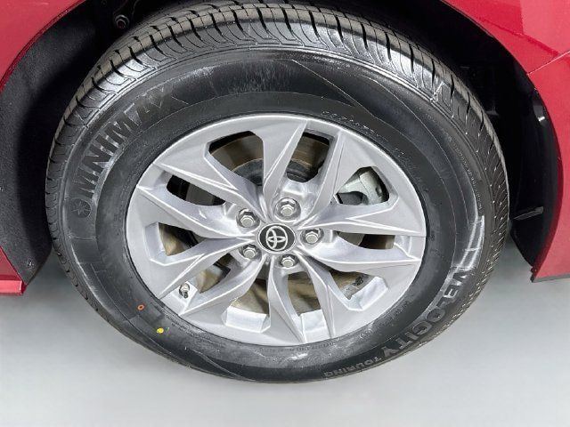 Used 2025 Toyota Sienna LE w/ LE Plus Package FWD image 33