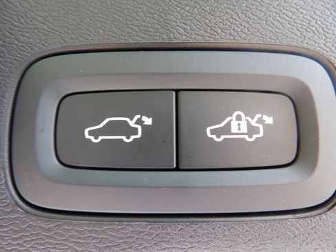 New 2026 Volvo XC60 B5 Ultra w/ Climate Package image 24