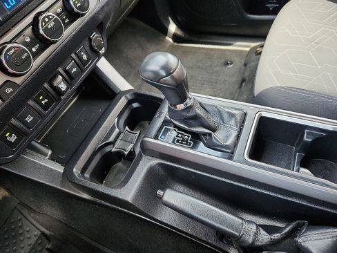 Used 2022 Toyota Tacoma TRD Off-Road w/ Technology Package AWD/4WD image 20