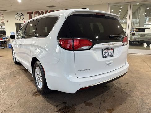 Used 2020 Chrysler Pacifica Touring image 8