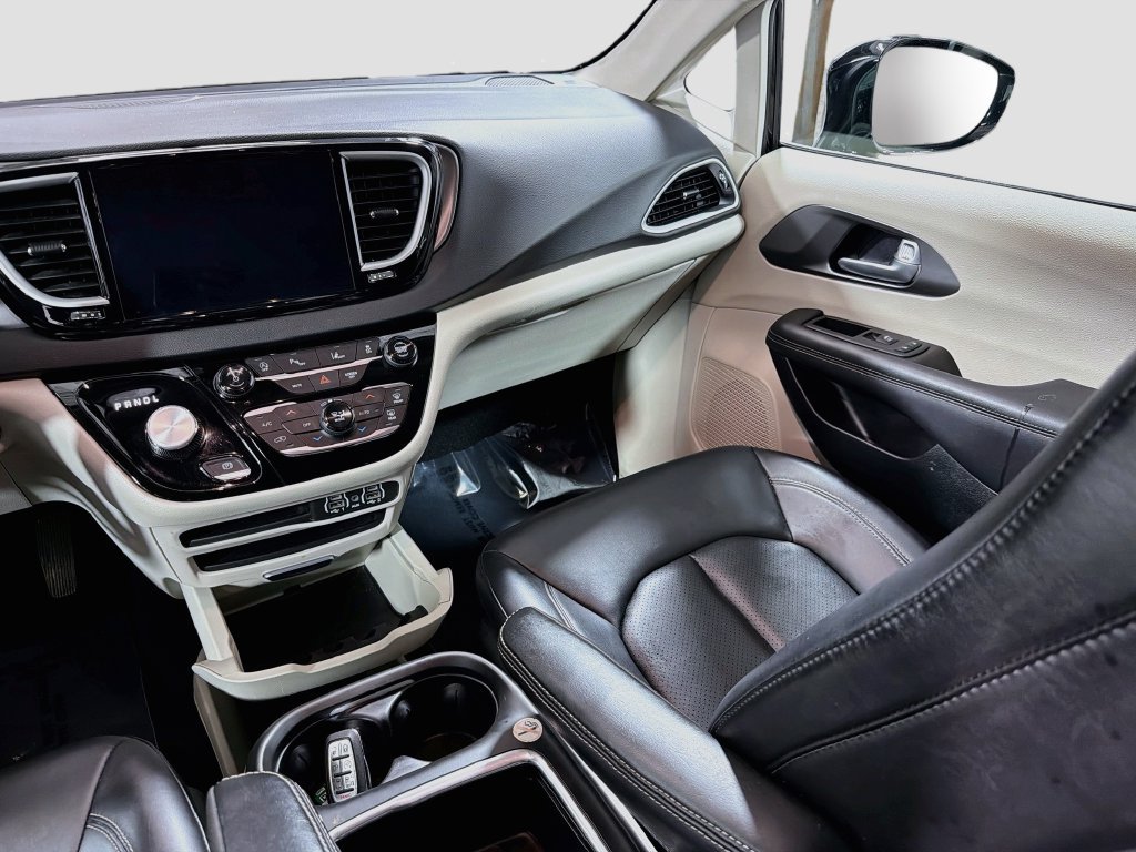 Used 2024 Chrysler Pacifica Touring-L FWD image 23