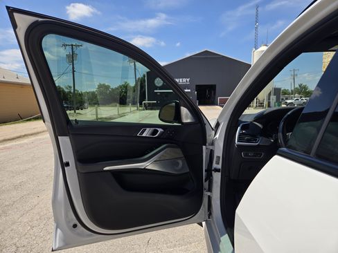 Used 2019 BMW X5 xDrive50i w/ M Sport Package AWD/4WD image 4