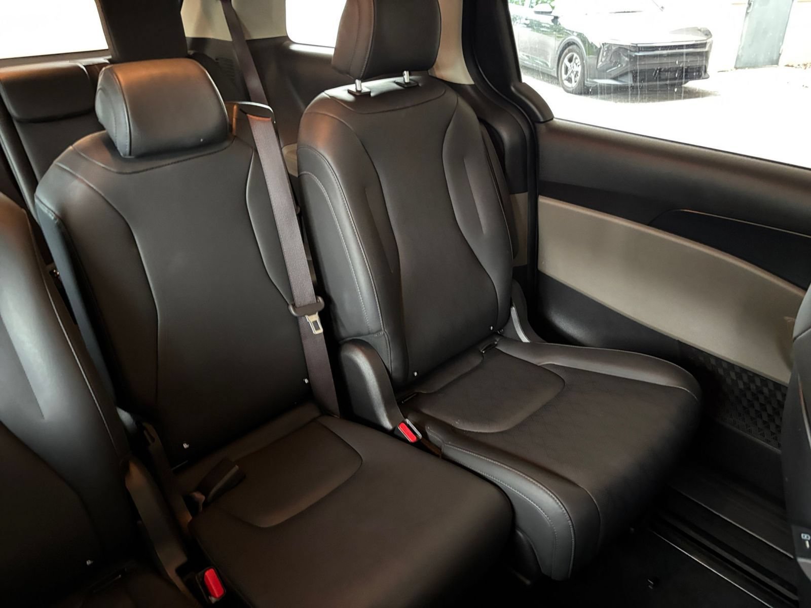 Used 2026 Kia Carnival FWD image 38
