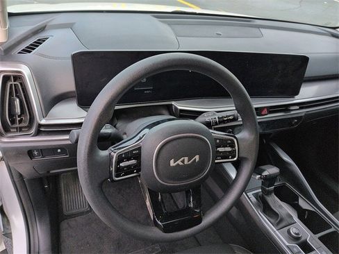 Used 2024 Kia Sorento LX image 13