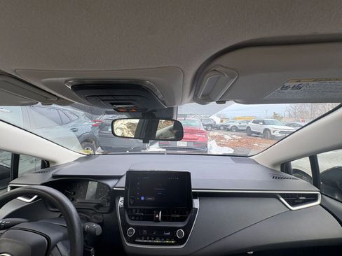 Used 2025 Toyota Corolla LE image 29