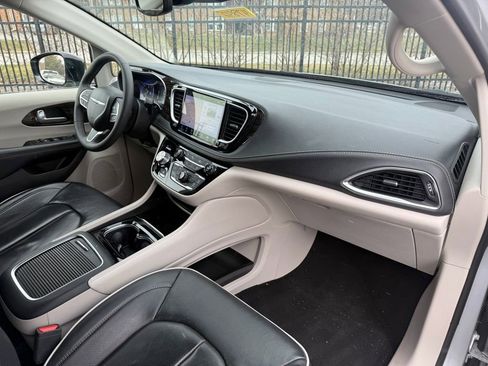 Used 2024 Chrysler Pacifica Limited image 12