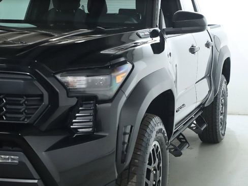 Used 2025 Toyota Tacoma TRD Off-Road AWD/4WD image 4