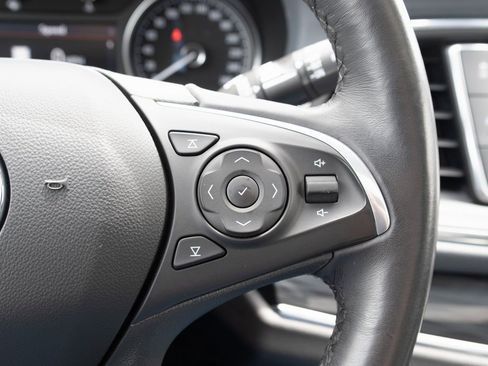 Used 2021 Buick Enclave Essence image 7