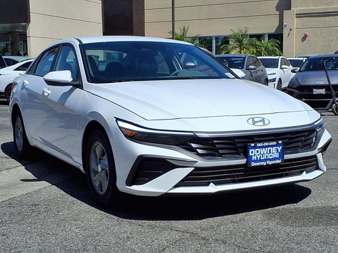 New 2026 Hyundai Elantra SE FWD image 3