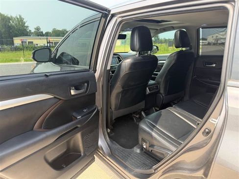 Used 2018 Toyota Highlander XLE AWD/4WD image 14