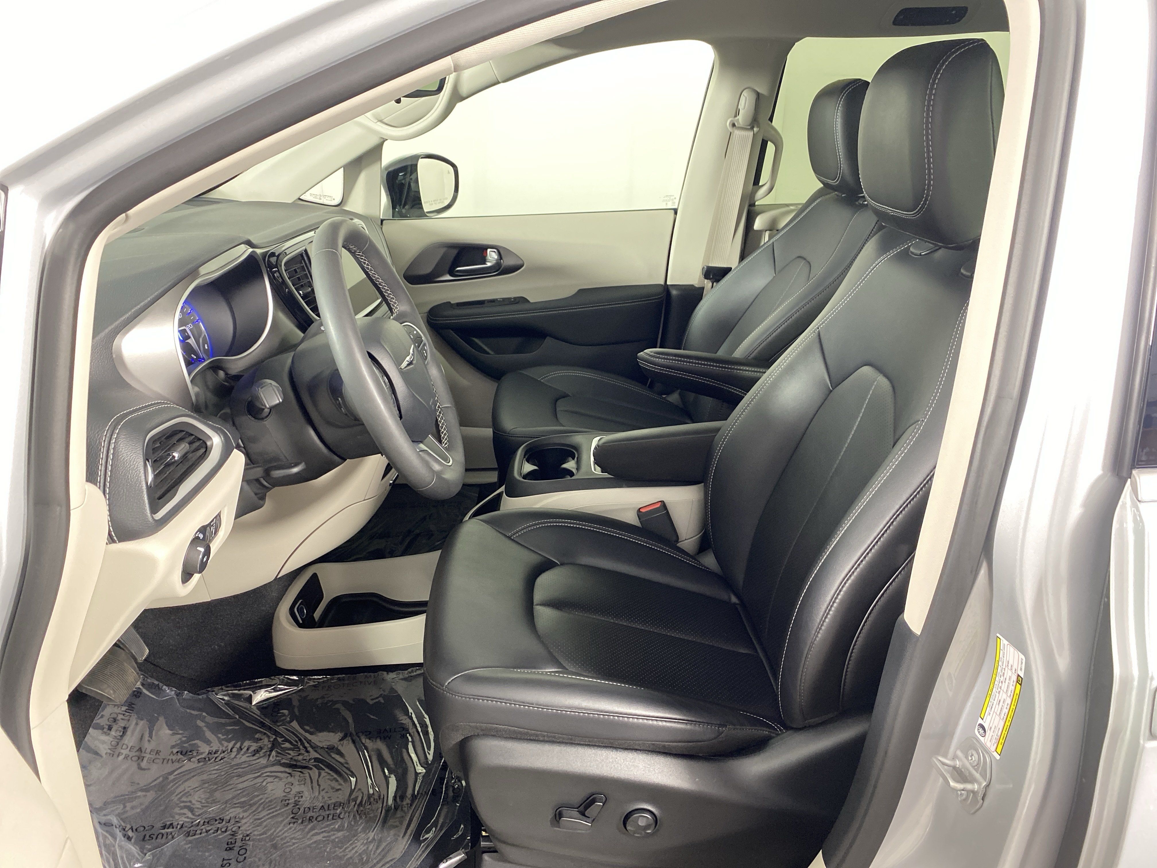 Used 2024 Chrysler Pacifica Touring-L AWD/4WD image 14