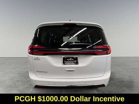 Used 2024 Chrysler Pacifica Touring-L image 23