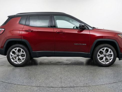 Used 2025 Jeep Compass Latitude AWD/4WD image 11