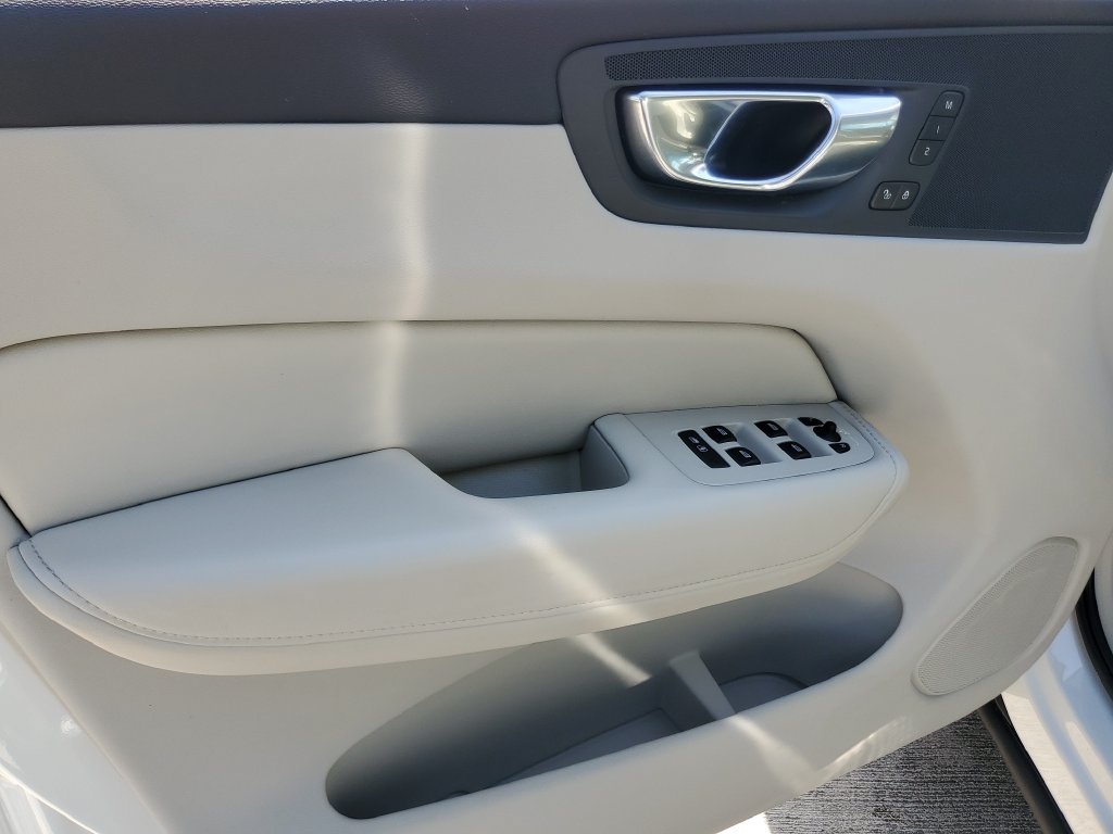 Certified 2024 Volvo XC60 T8 Plus w/ Protection Package Premier AWD/4WD image 19