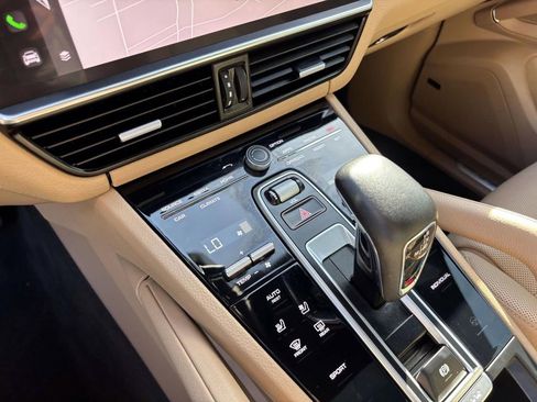 Certified 2022 Porsche Cayenne Platinum Edition image 35