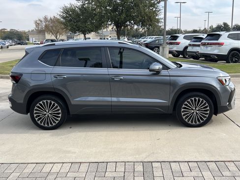 Certified 2025 Volkswagen Taos SE image 11