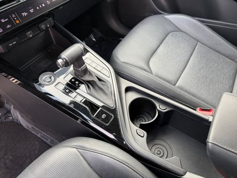 Used 2023 Kia Niro SX Touring image 13