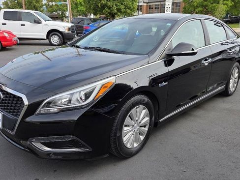 Used 2016 Hyundai Sonata SE FWD image 2