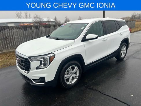 Used 2024 GMC Terrain SLE image 2