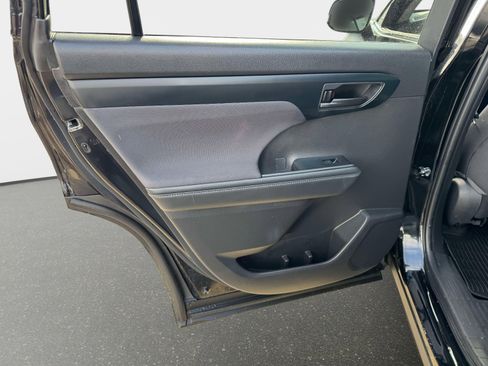 Used 2023 Toyota Highlander LE image 19