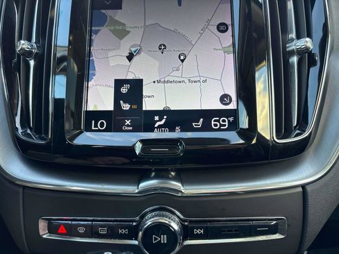 Used 2018 Volvo XC60 T6 Momentum w/ Advanced Package image 19